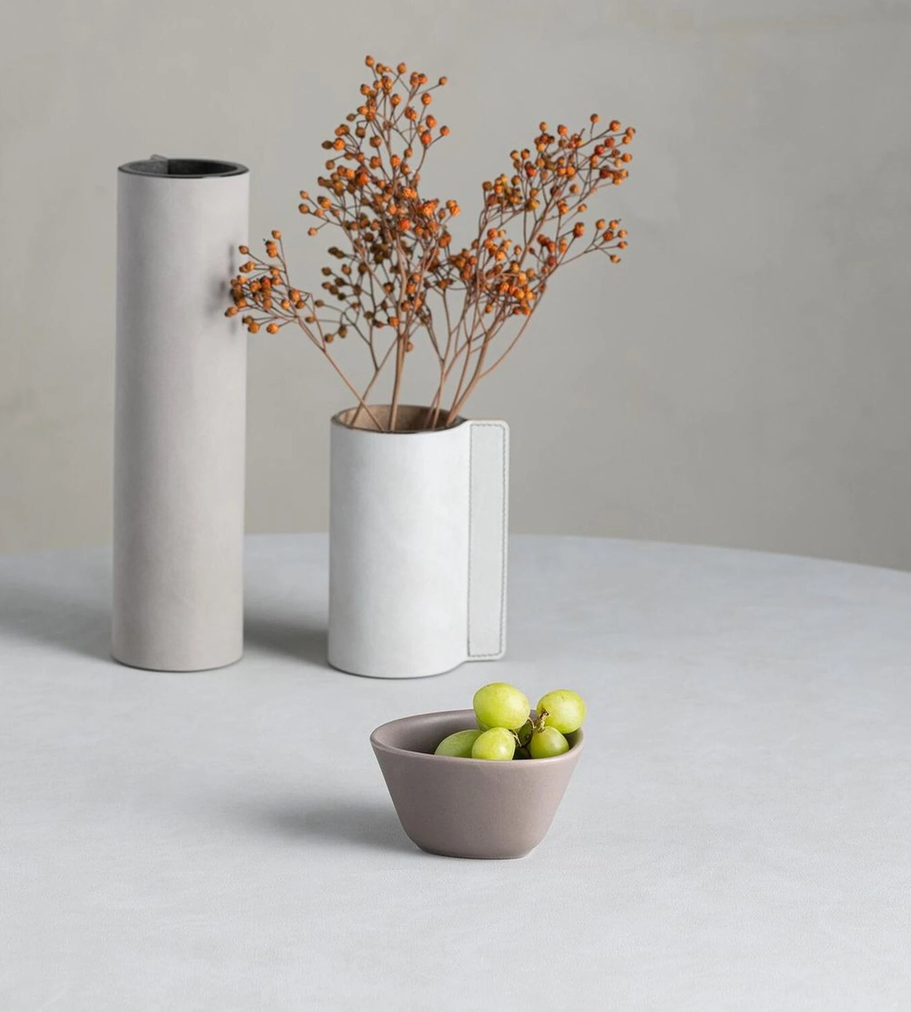 Lind DNA Curve balls made of earthenware S, warm grey