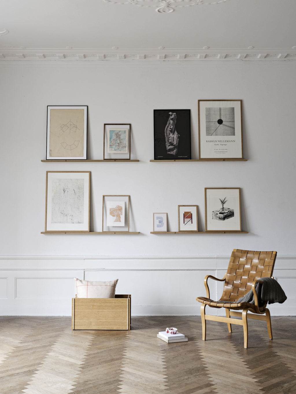 Moebe Gallery Shelf 115 cm Oak - Stylish Solid Wood Wall Decor Solution