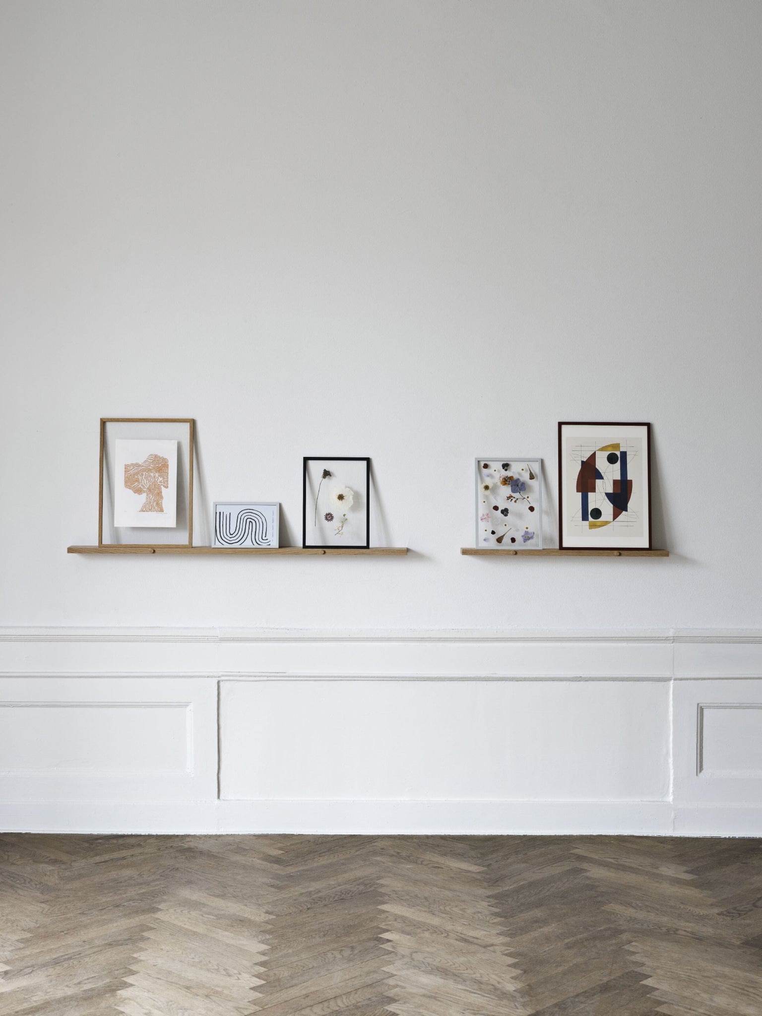 Moebe Gallery Shelf 115 cm Oak - Stylish Solid Wood Wall Decor Solution