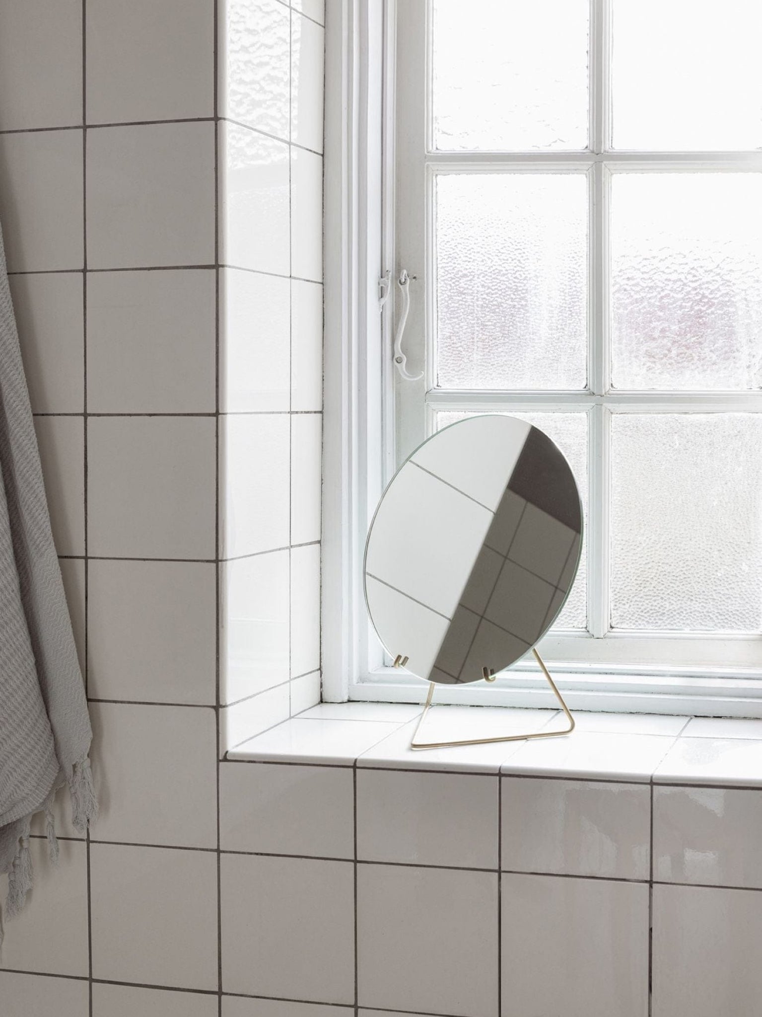 Elegant Moebe Standing Mirror Ø30 cm in Brass for Table or Shelf Decor