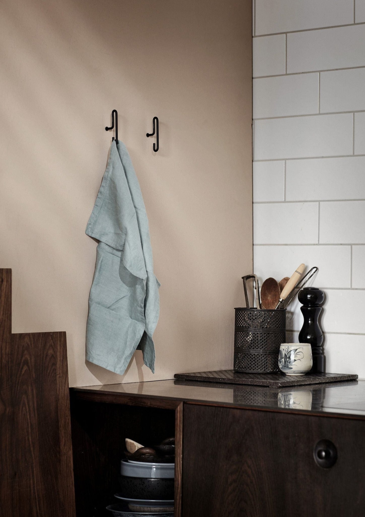 Moebe Wall Hook Set: Stylish Black Steel Hooks for Versatile Hanging