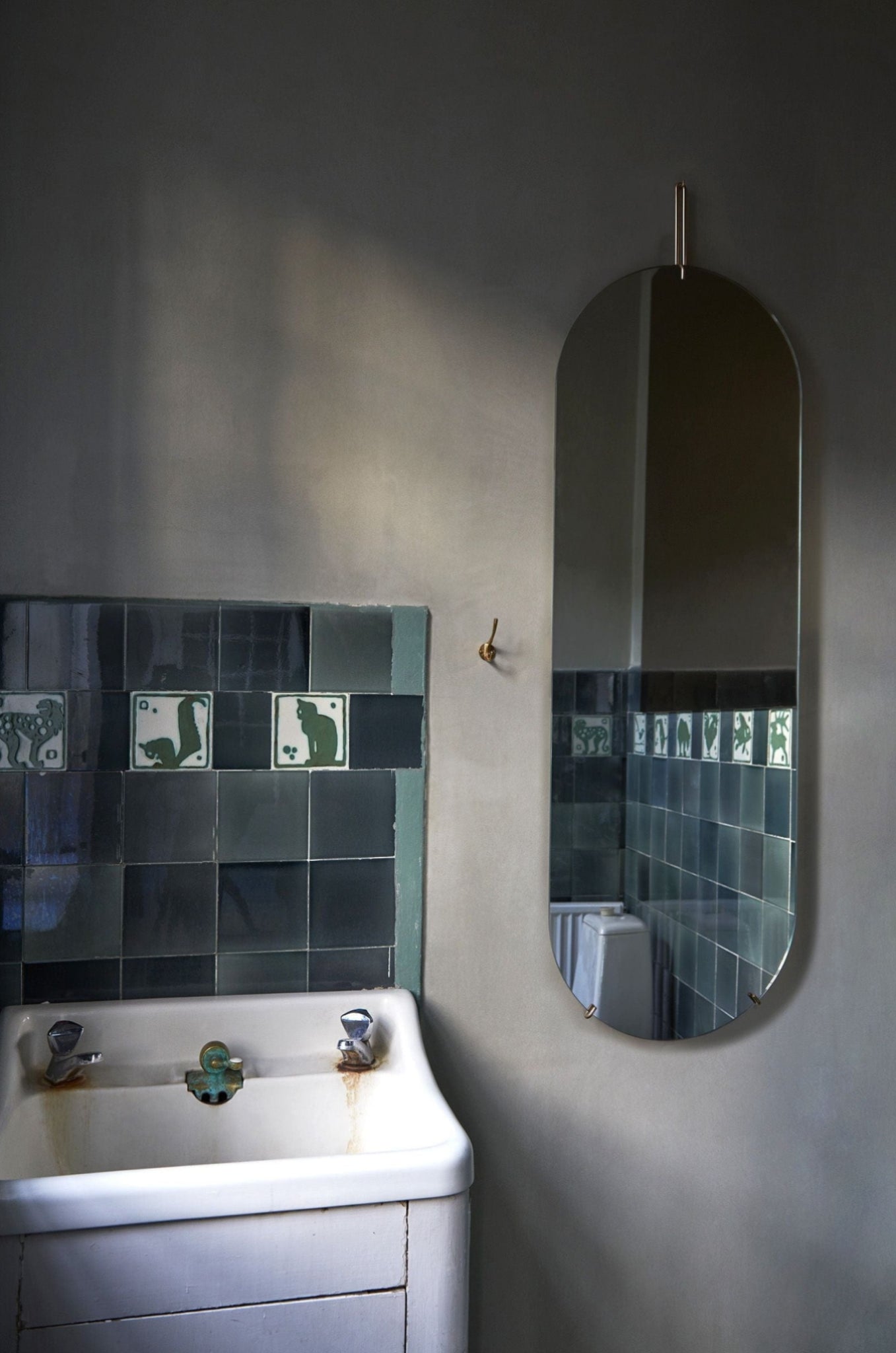 Elegant Moebe Wall Mirror 133 cm in Brass - Minimalist Design & Style