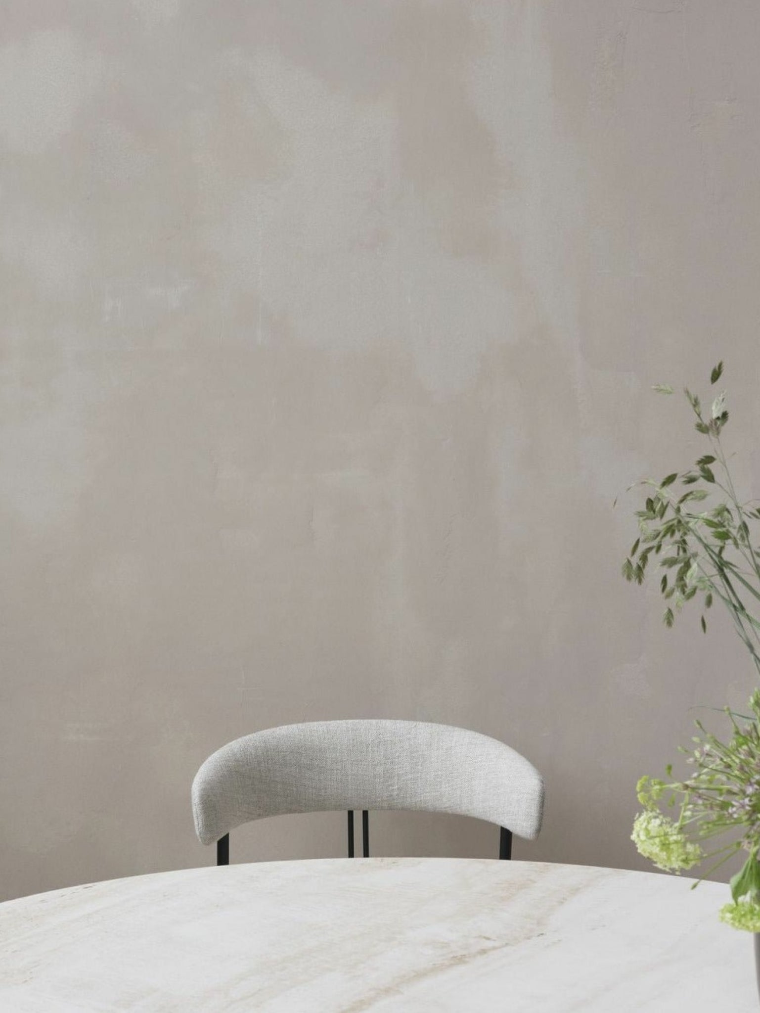 Gubi Violin Dining Chair Fully Upholstered, Svevo (002)