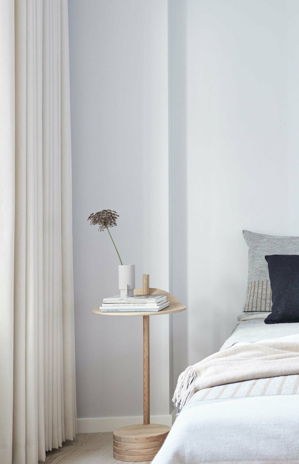 Form & Refine Alcoa Large Stoneware Vase — Light Grey 23 Cm, Matt/gloss