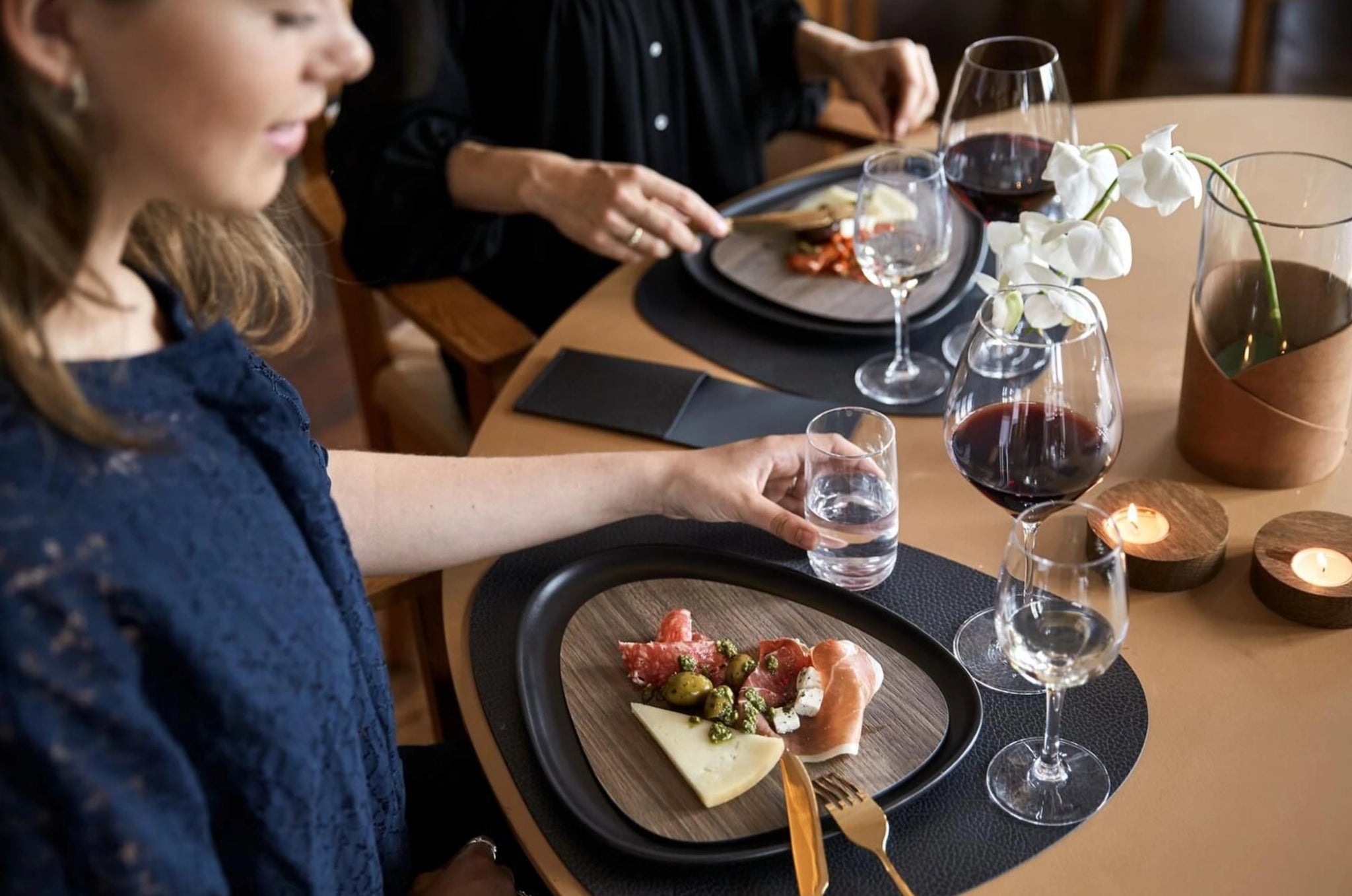 Lind DNA Curve Placemat Hippo Leather L, Black Anthracite