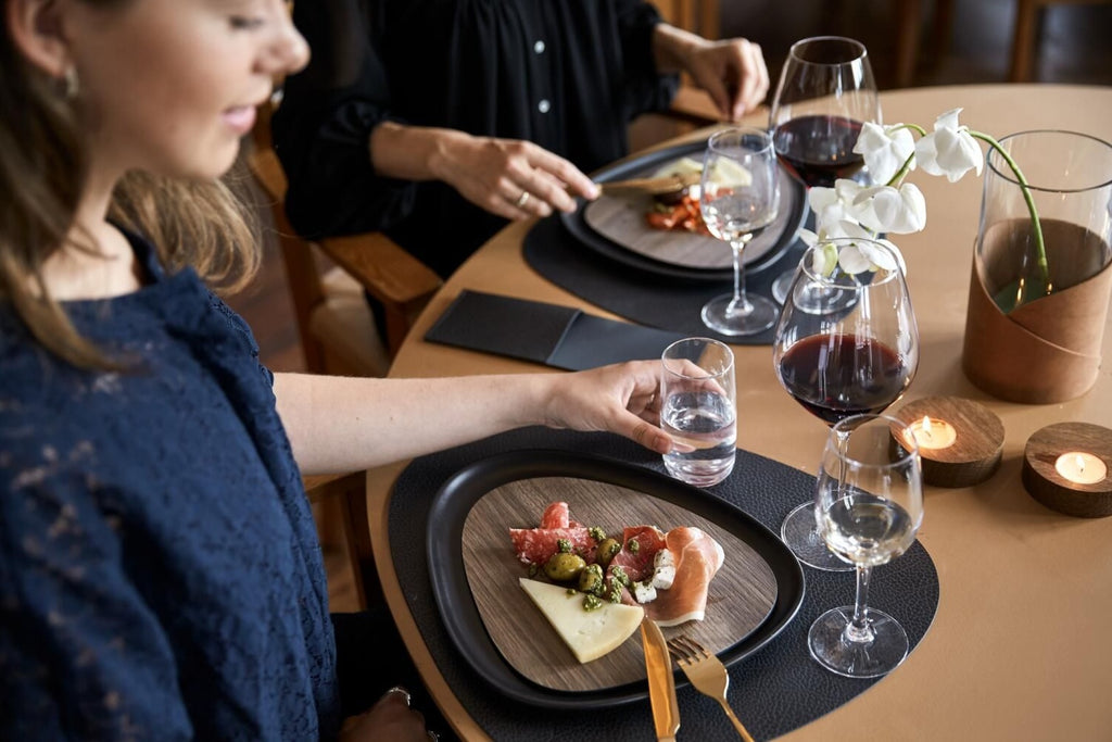 Lind DNA Curve Placemat Hippo Leather L, Black Anthracite