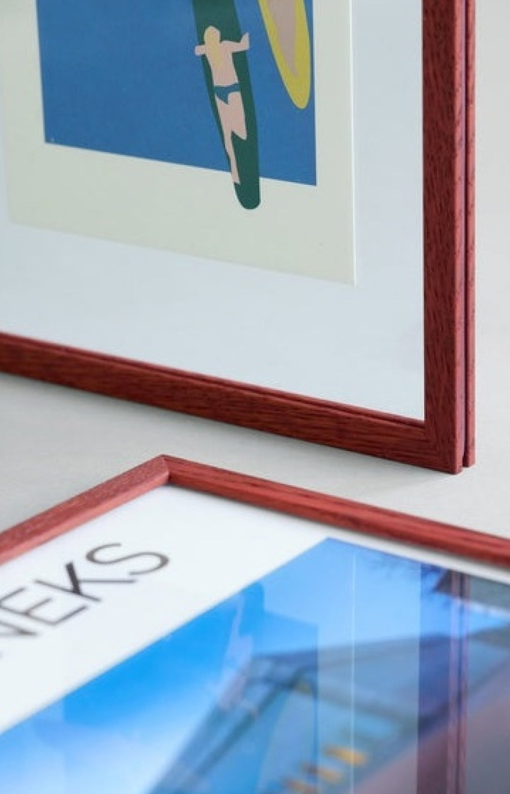 Moebe A3 Red Satined Frame: Vibrant Birch Wood Design & Versatile Display