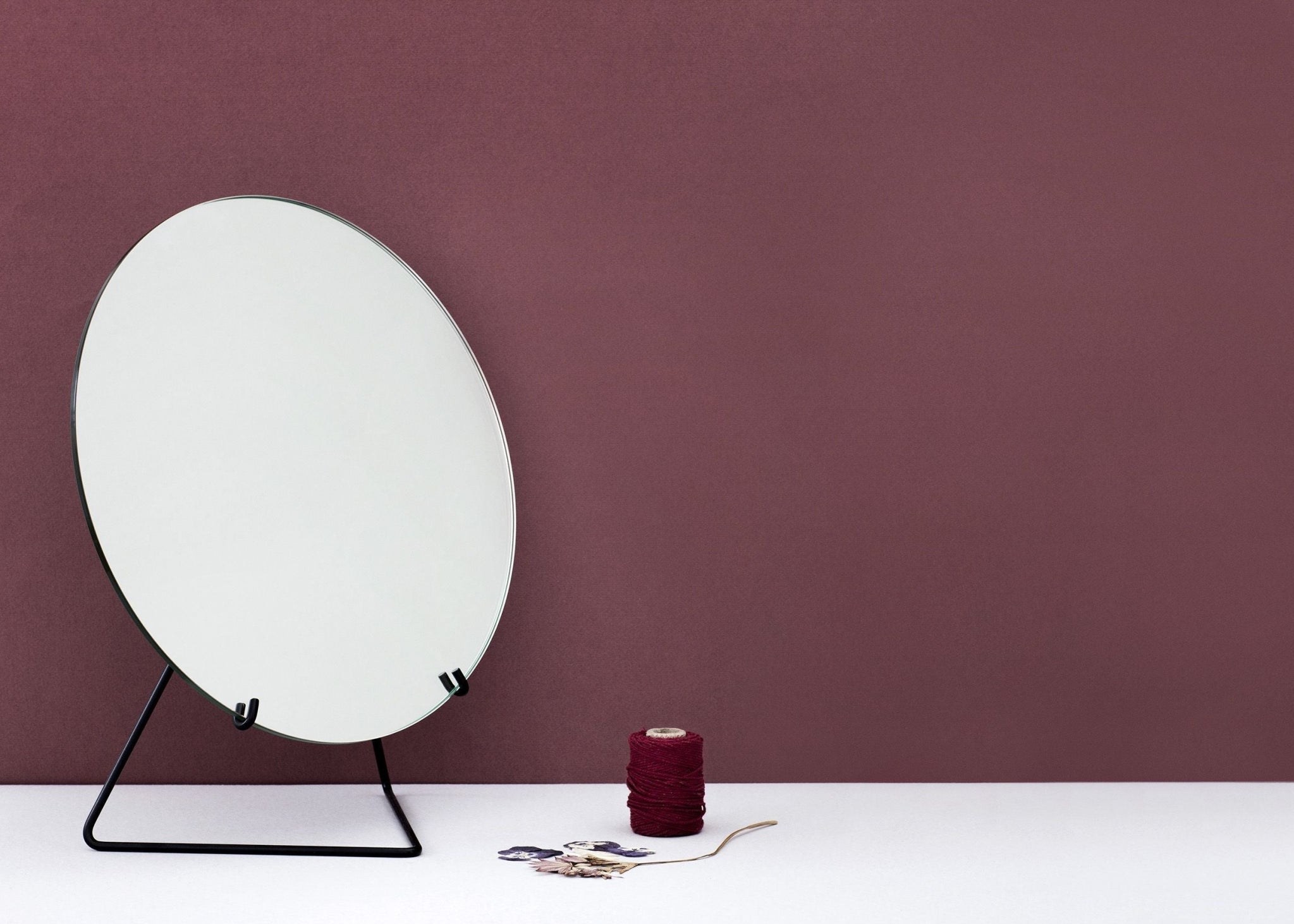Sleek Moebe Standing Mirror Ø30 cm in Black - Minimalist Design