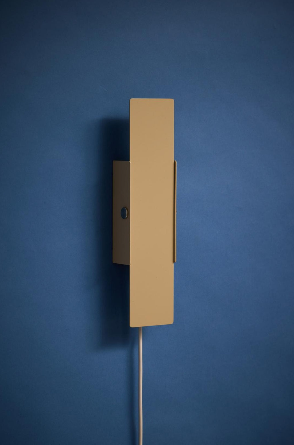 MOEBE Pivoting Wall Lamp in Sand: Minimalist Danish Design Lighting
