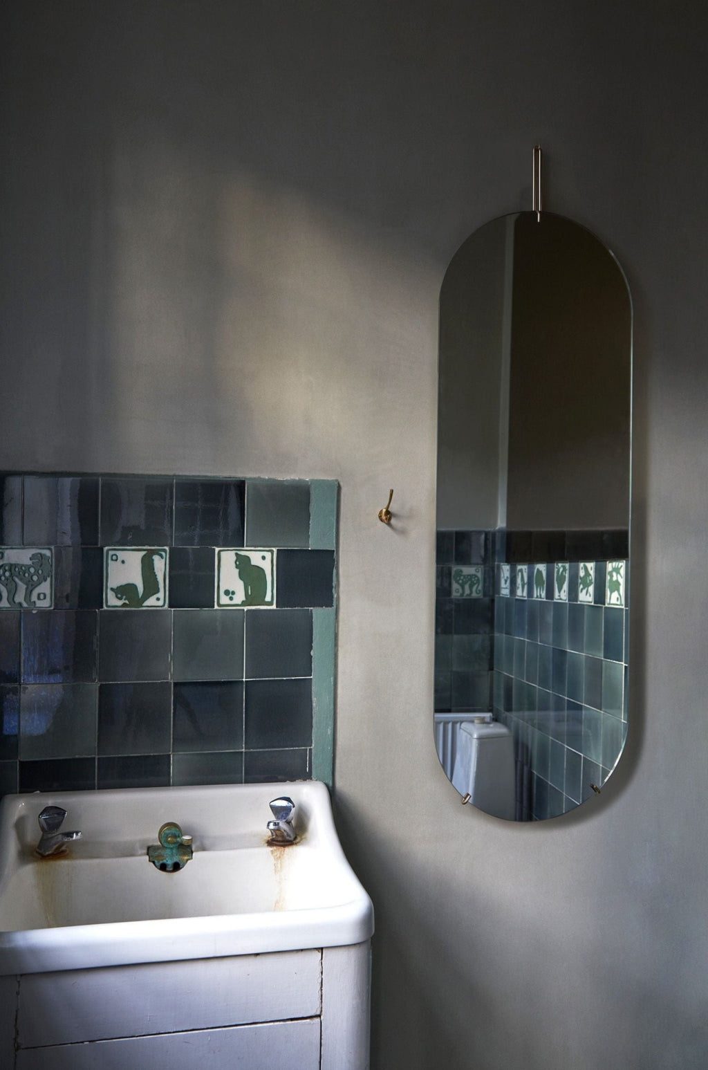 Elegant Moebe Wall Mirror 133 cm in Brass - Minimalist Design & Style