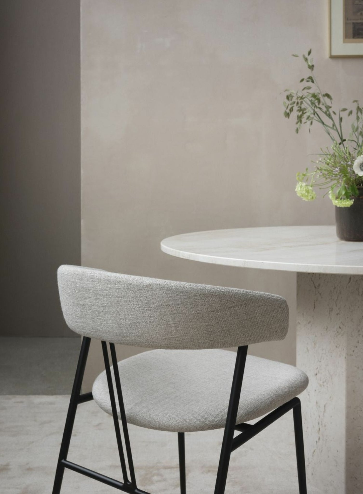 Gubi Violin Dining Chair Fully Upholstered, Svevo (002)