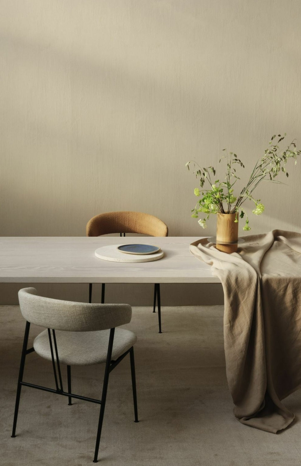 Gubi Violin Dining Chair Fully Upholstered, Svevo (002)