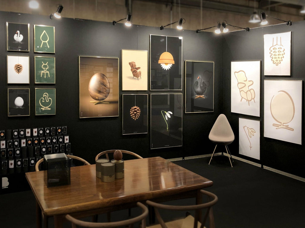 Brainchild egg classic poster, frame made of light wood 30x40 cm, black background