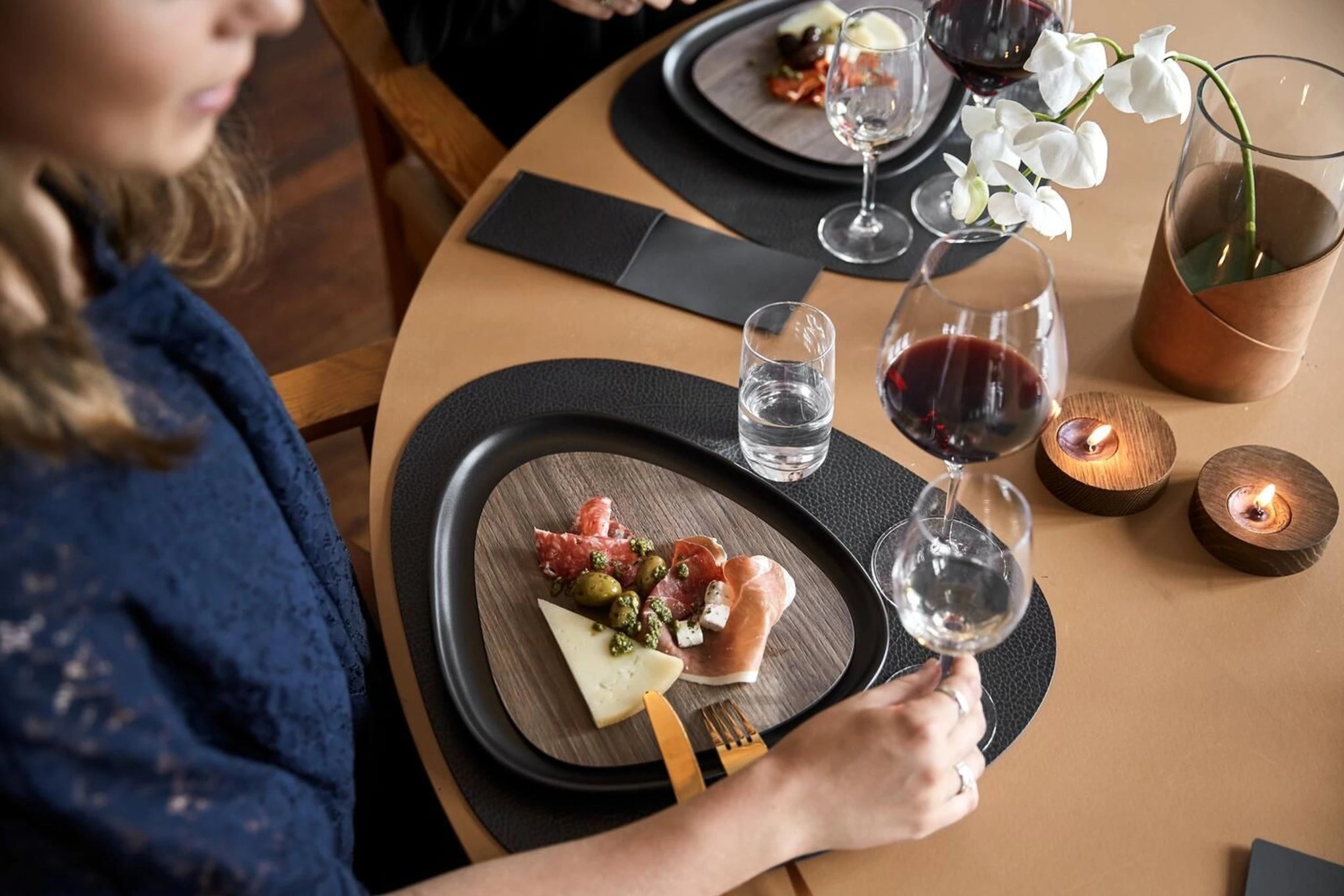 Lind DNA Curve Placemat Hippo Leather L, Black Anthracite