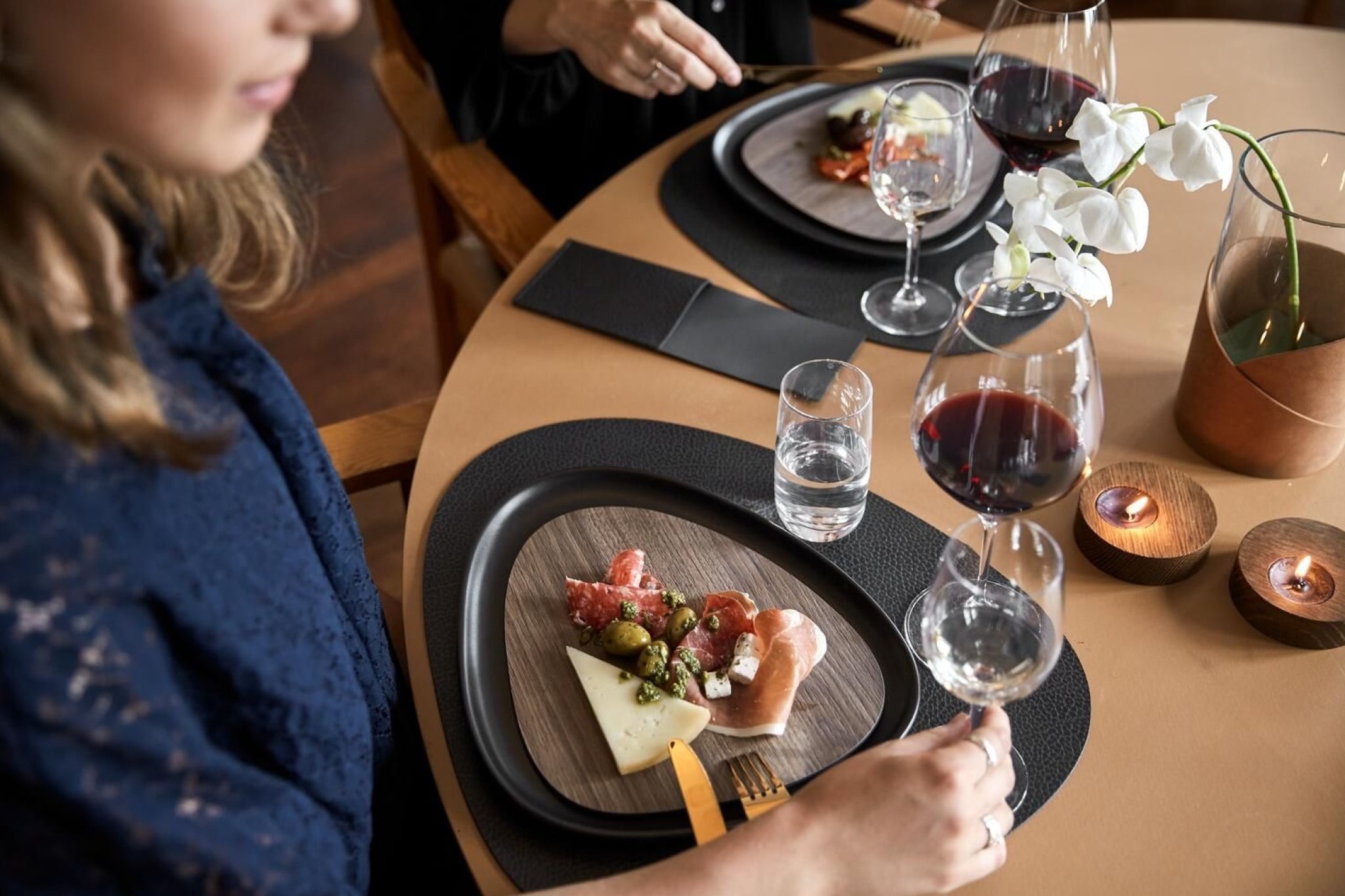 Lind DNA Curve Placemat Hippo Leather L, Black Anthracite