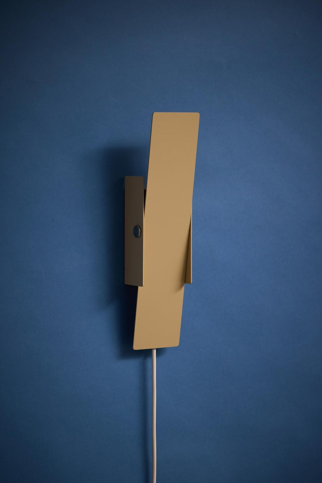 MOEBE Pivoting Wall Lamp in Sand: Minimalist Danish Design Lighting