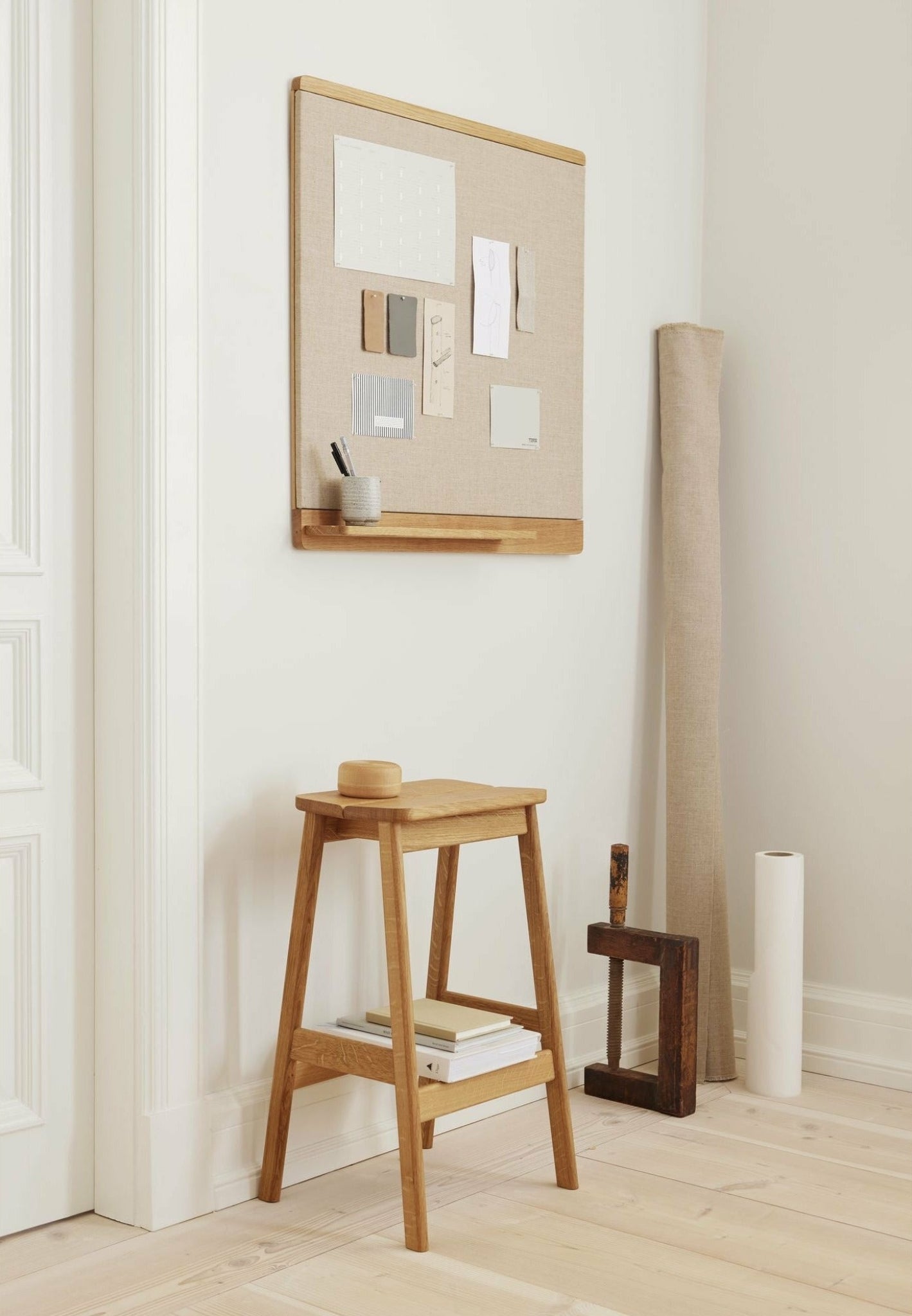 Form & Refine Rim Pinboard 75x75 cm Solid Oak - Recycled Canvas Shelf