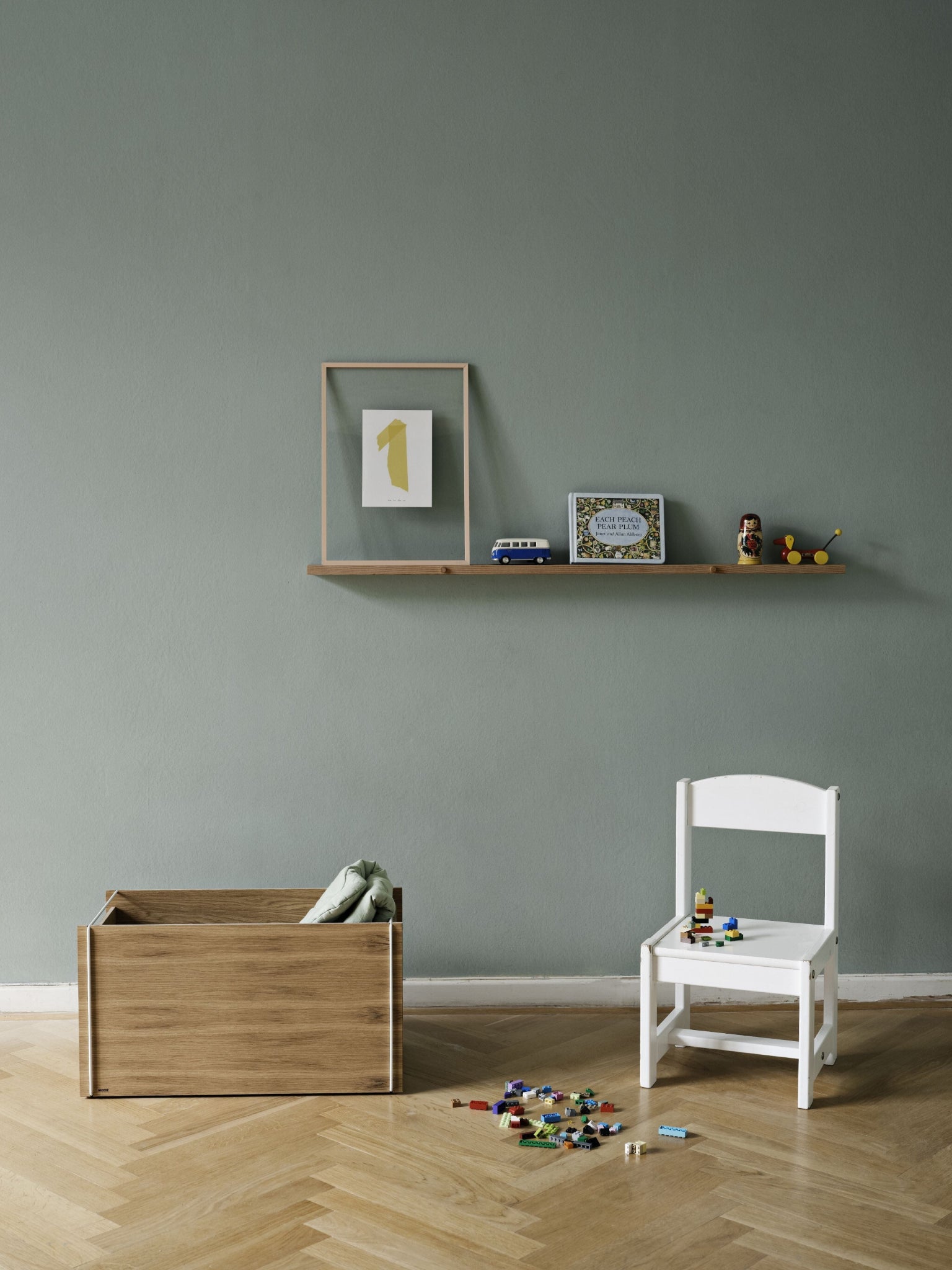 Moebe Gallery Shelf 115 cm Oak - Stylish Solid Wood Wall Decor Solution