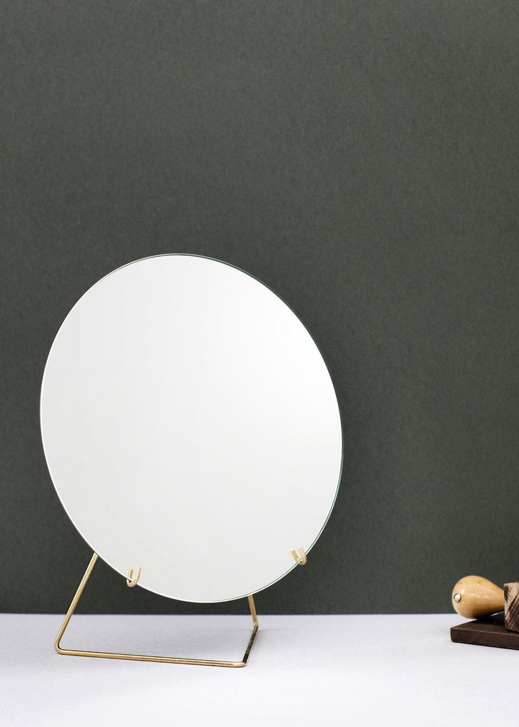 Elegant Moebe Standing Mirror Ø20 cm in Brass - Minimalist Design Decor