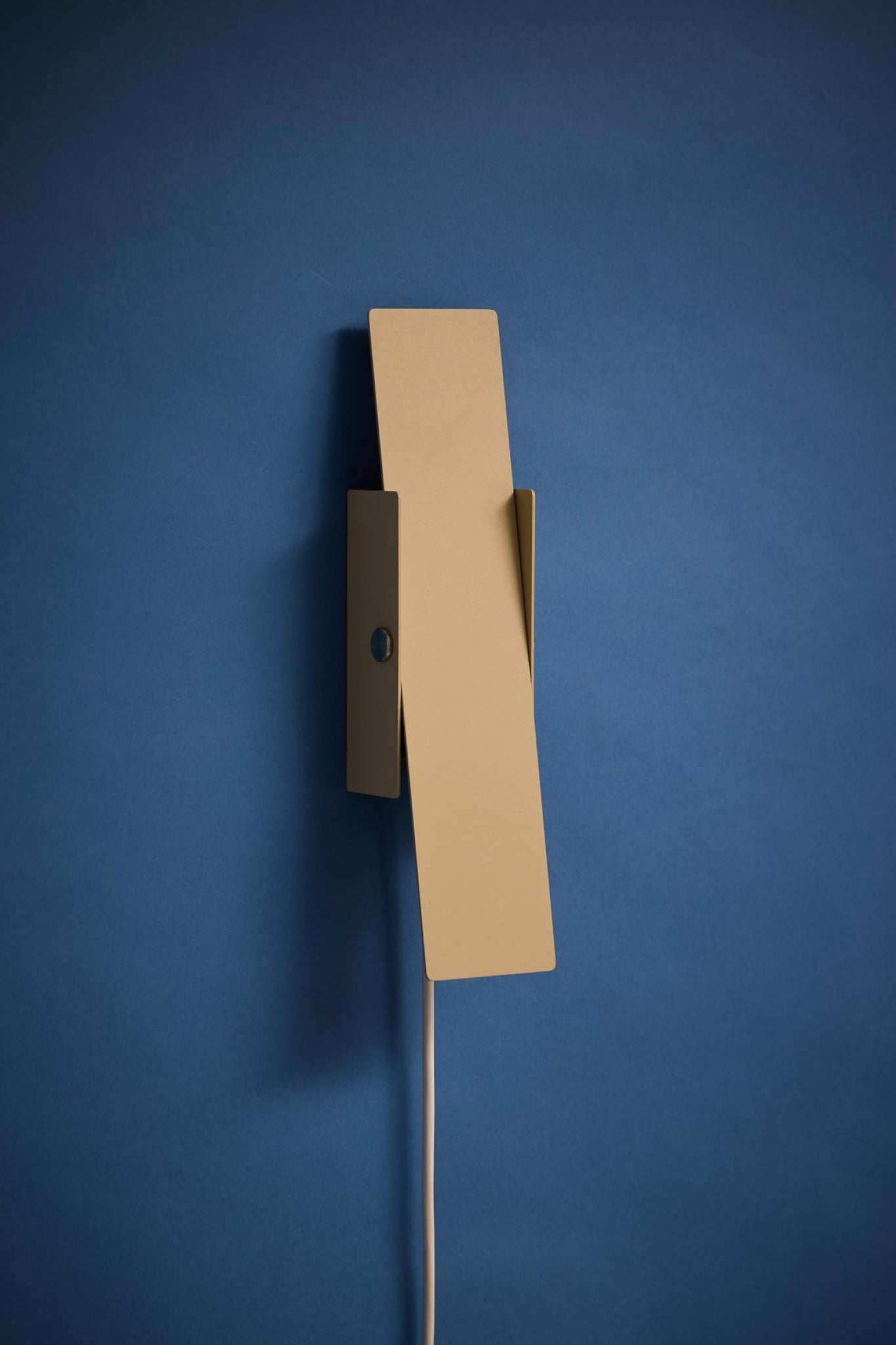 MOEBE Pivoting Wall Lamp in Sand: Minimalist Danish Design Lighting