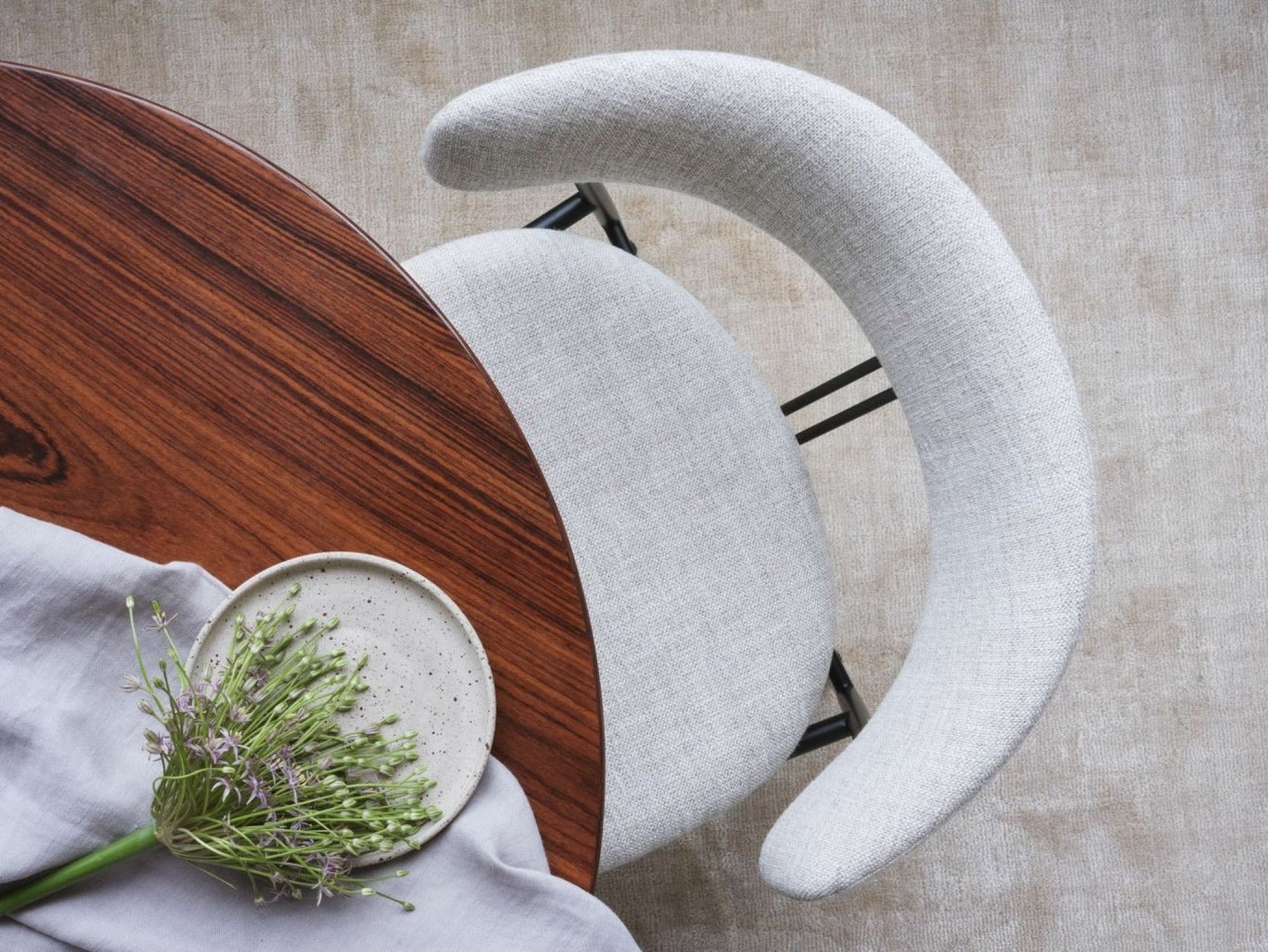 Gubi Violin Dining Chair Fully Upholstered, Svevo (002)