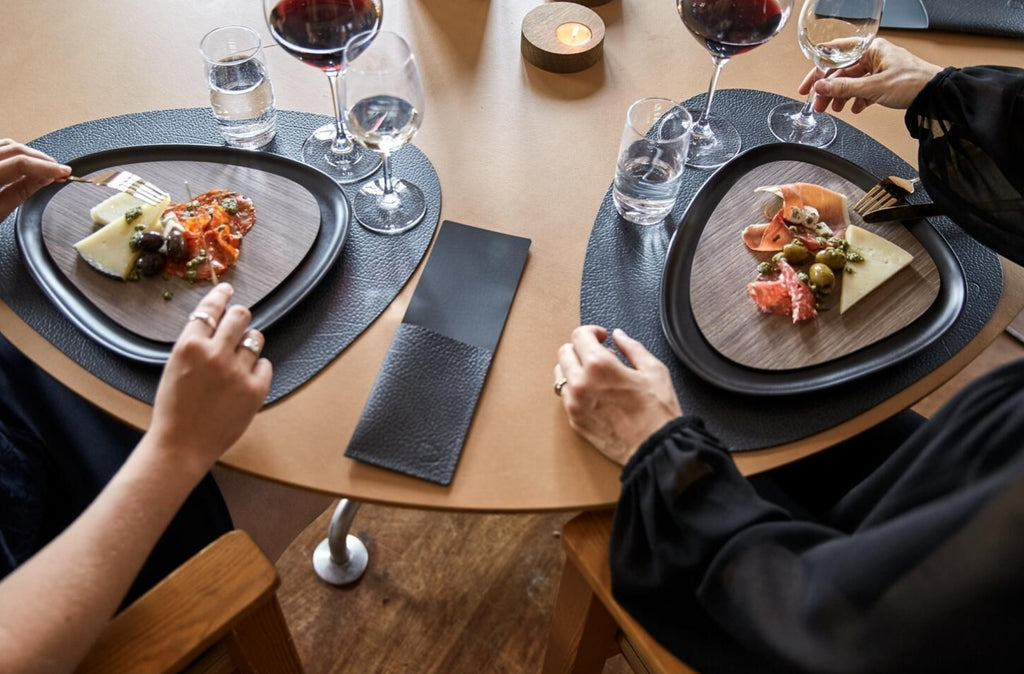 Lind DNA Curve Placemat Hippo Leather L, Black Anthracite