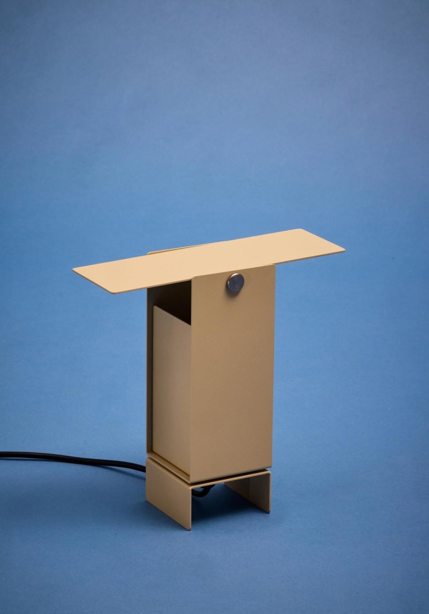 Illuminate Your Space with MOEBE's Sand Pivoting Table Lamp - Danish Design