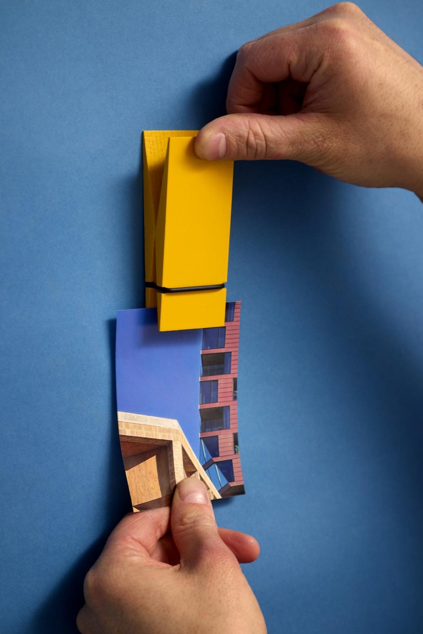 Moebe Pinch Yellow: Stylish Oak Keepsake Holder for Treasured Memories