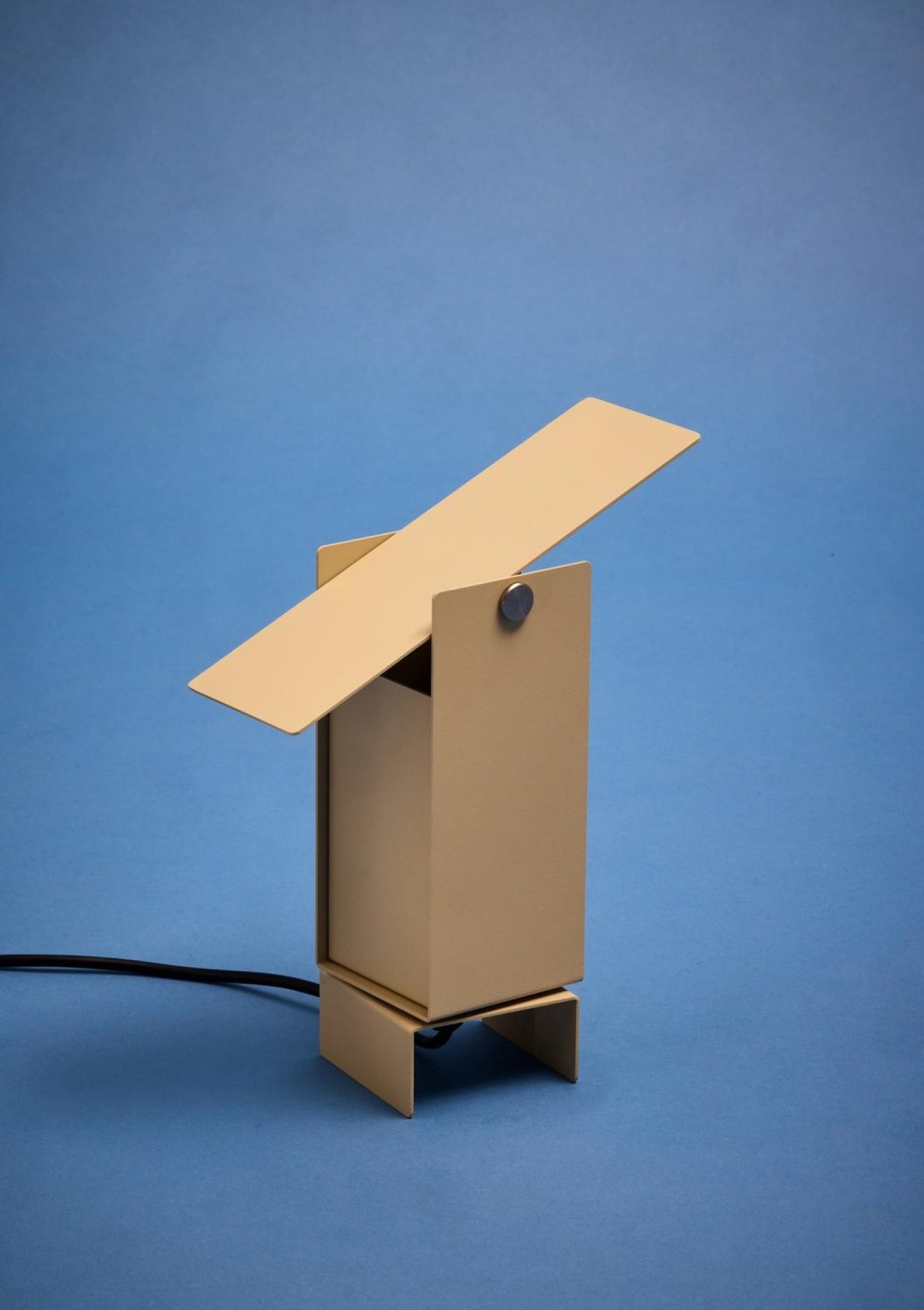 Illuminate Your Space with MOEBE's Sand Pivoting Table Lamp - Danish Design