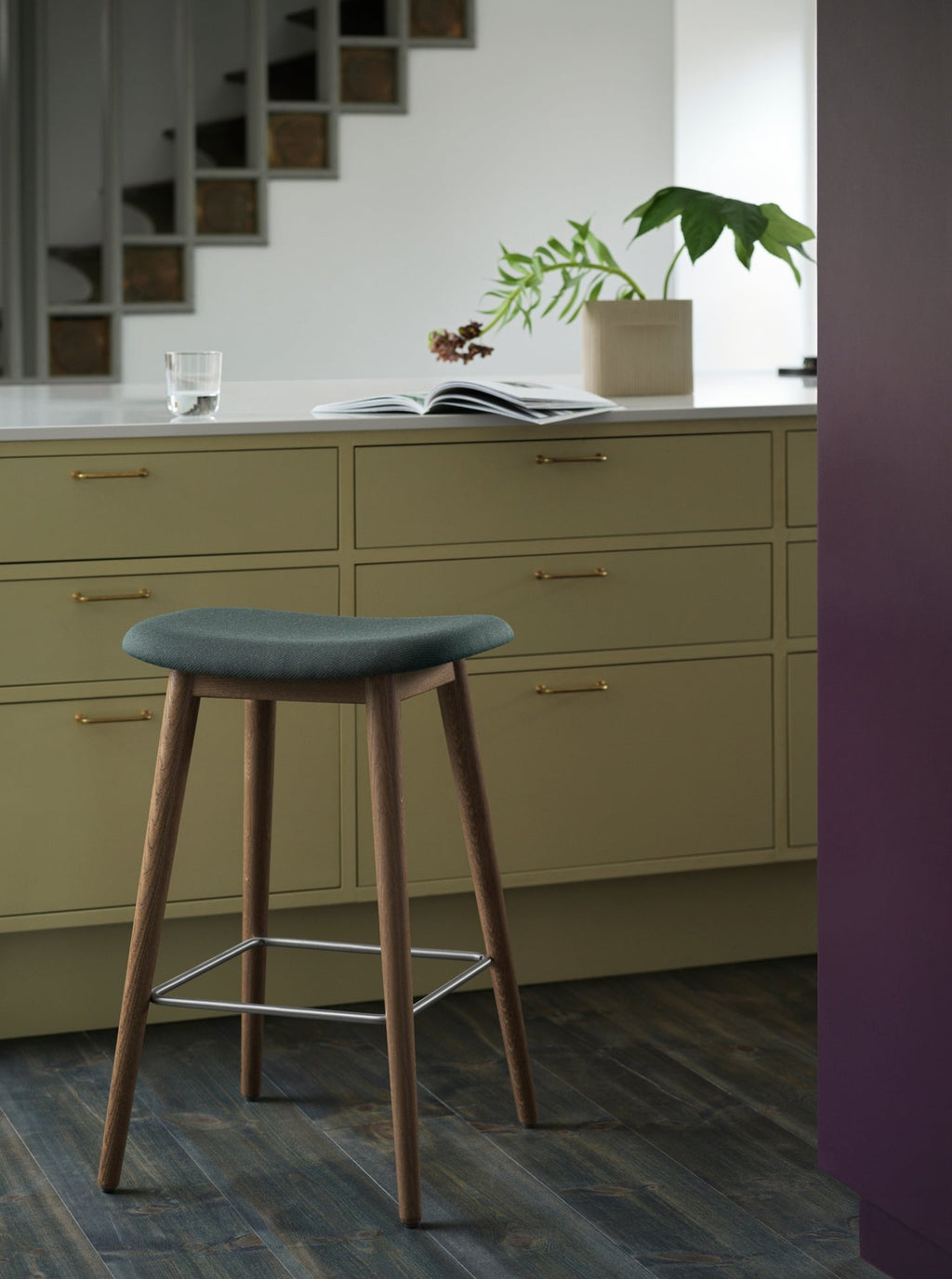 Muuto Fiber Bar Chair Wood Base Black/Black Plastic Seat