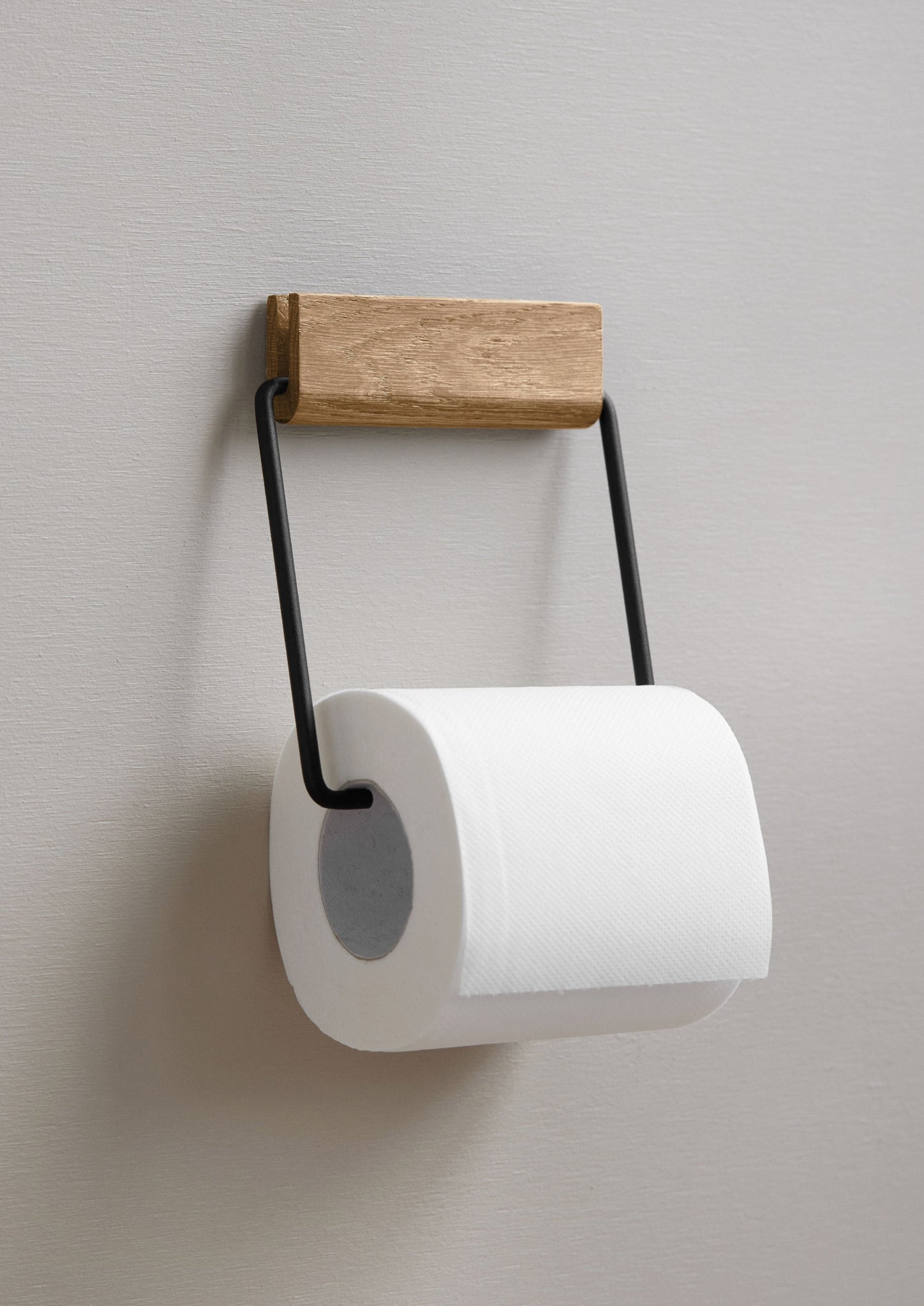 Stylish Moebe Oak & Black Toilet Paper Holder - Durable & Water-Resistant