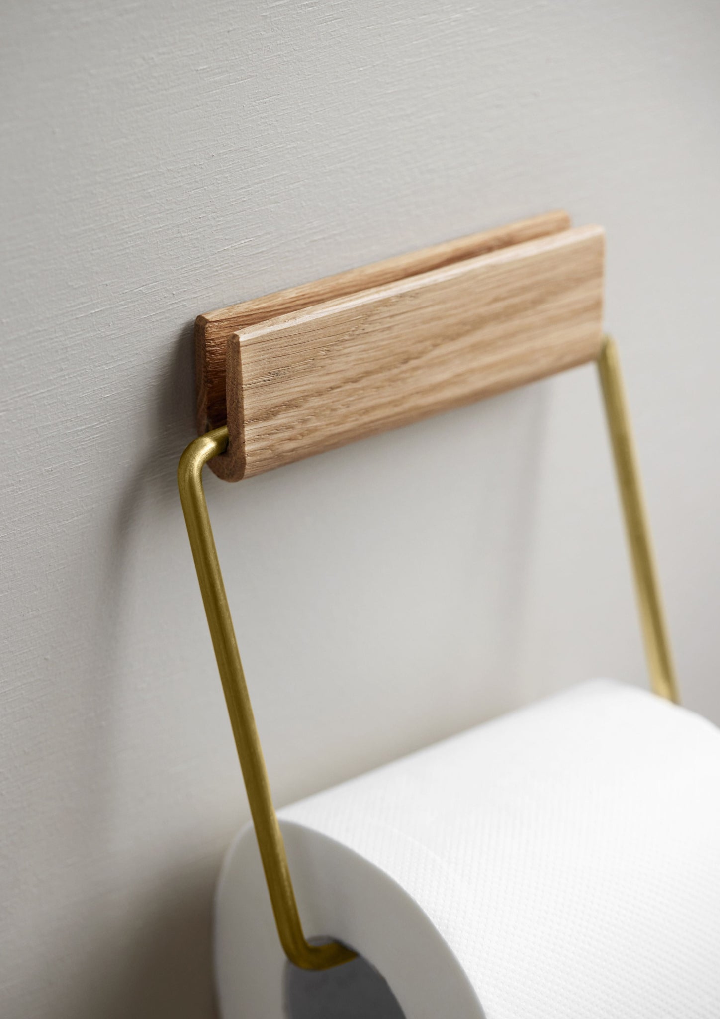 Elegant Oak & Brass Moebe Toilet Paper Holder - Durable & Stylish Design