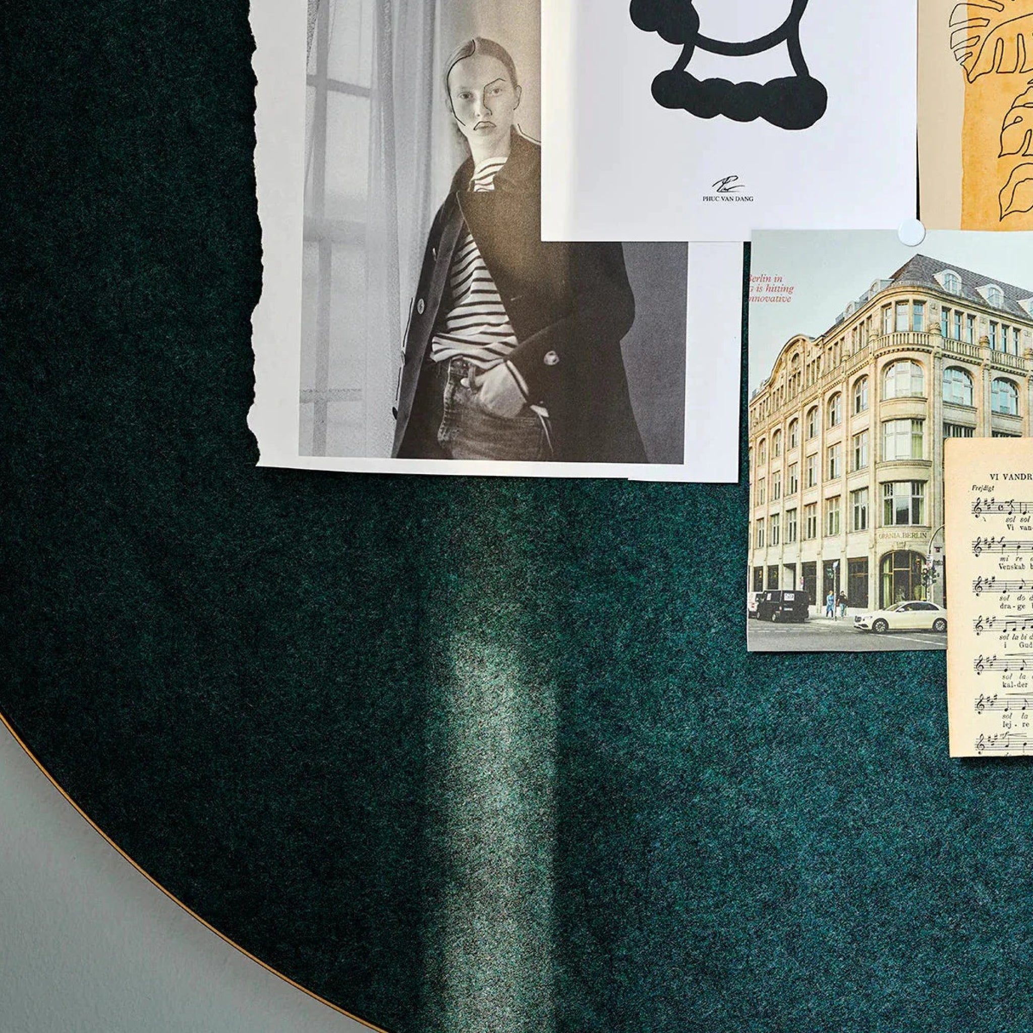 Gejst Retell Pinboard Ø80 Cm — Green Felt & Brass Frame, Acoustic