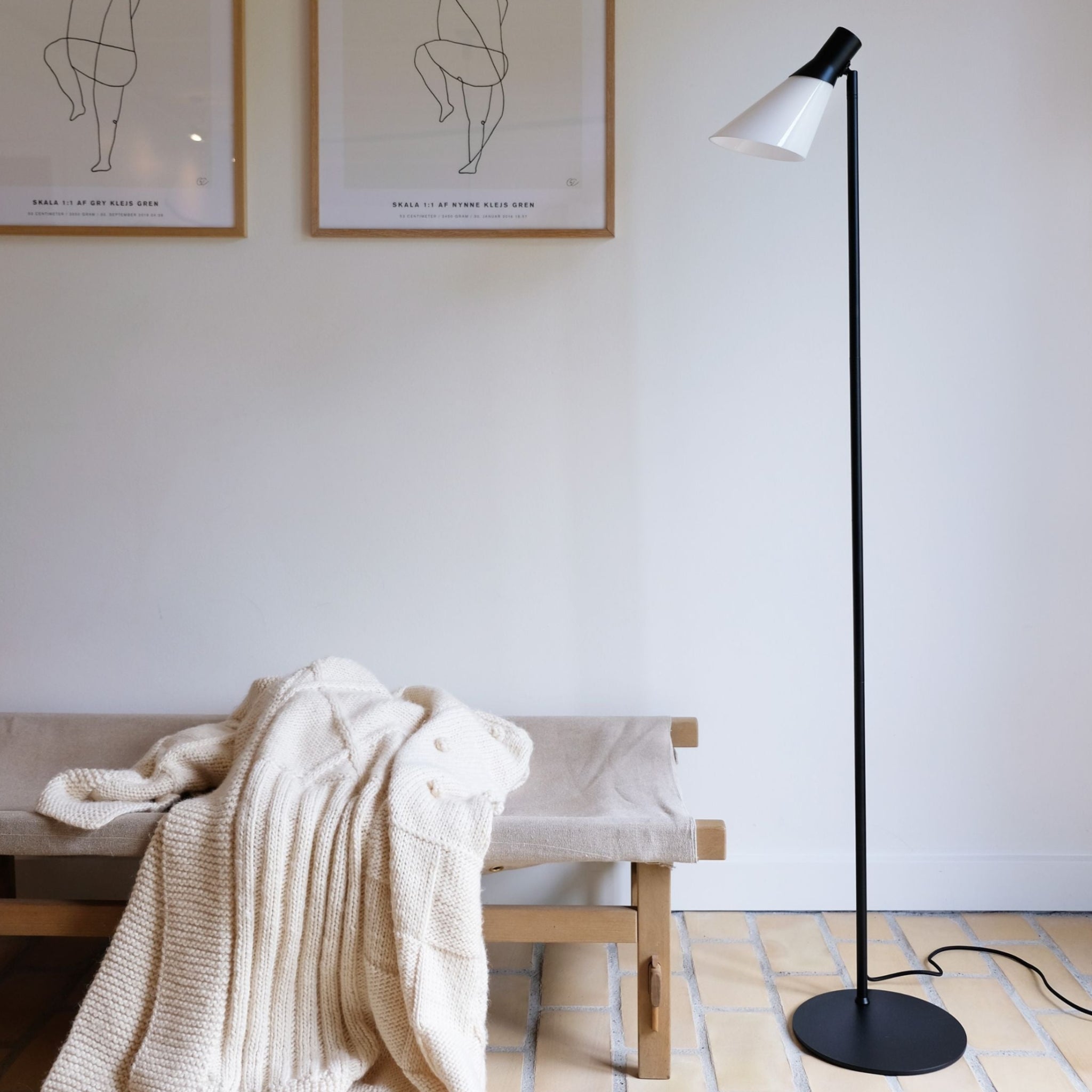 Dyberg Larsen Gent floor lamp, opal/matt black