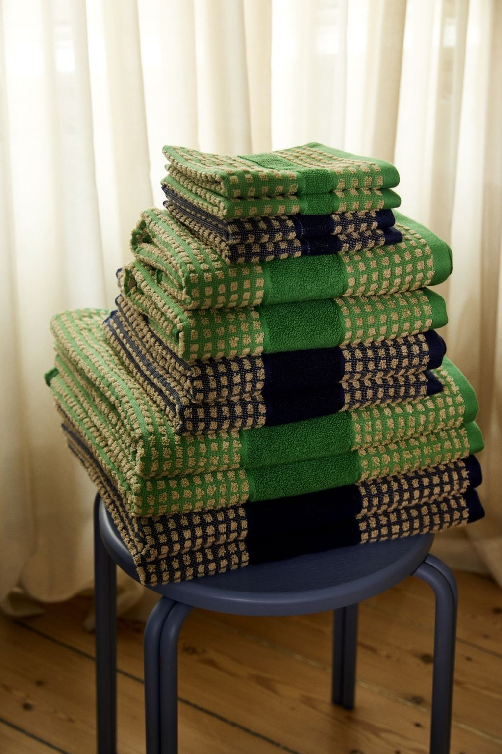 Juna Check towel 50X100 cm, dark blue/sand