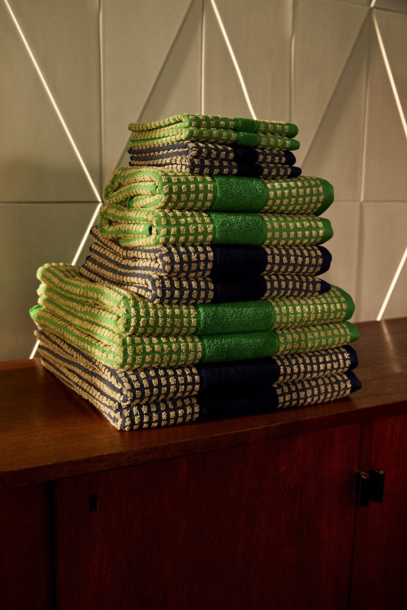 Juna Check towel 50X100 cm, dark blue/sand