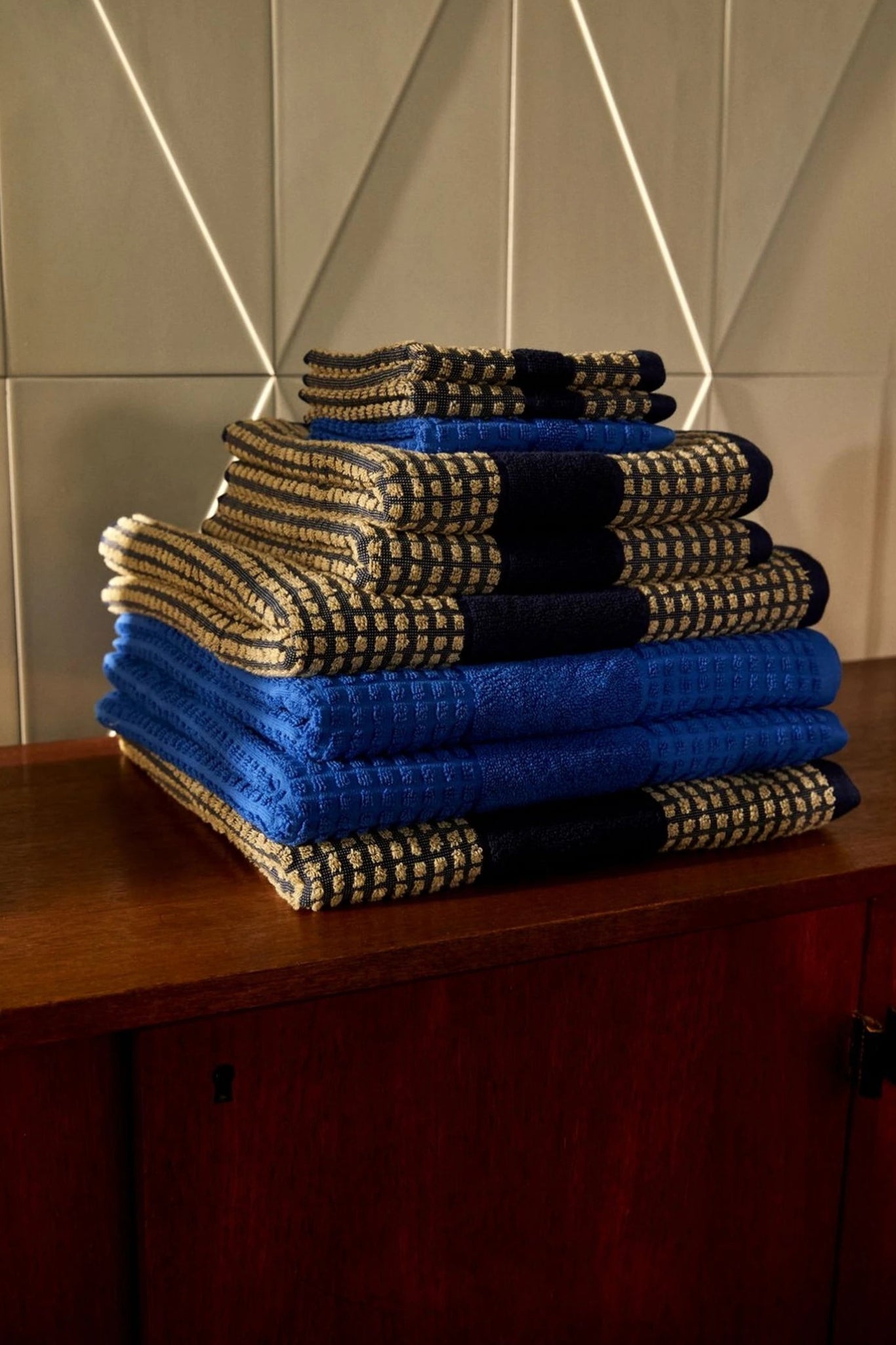 Juna Check towel 50X100 cm, dark blue/sand