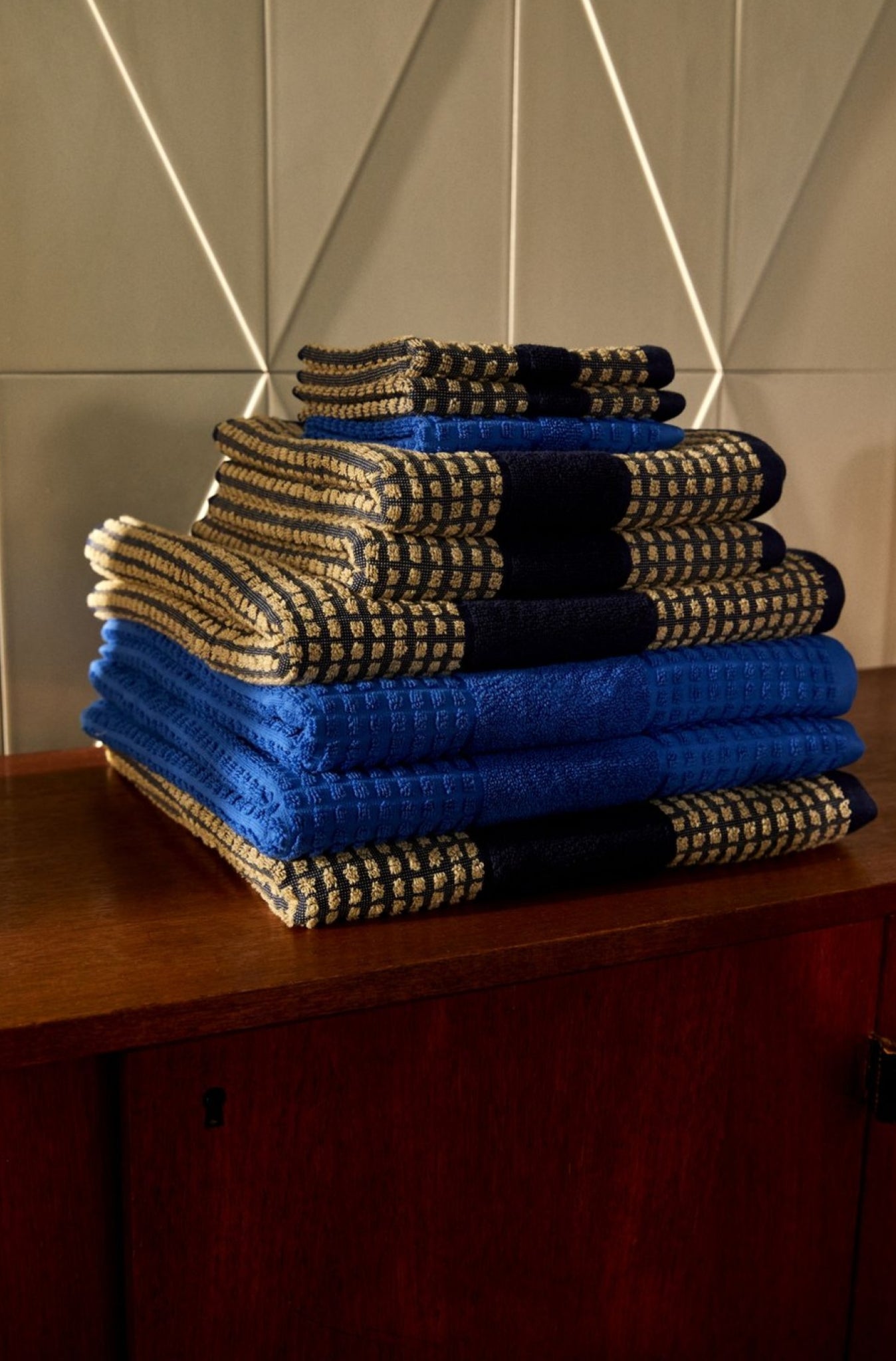 Juna Check towel 50X100 cm, dark blue/sand