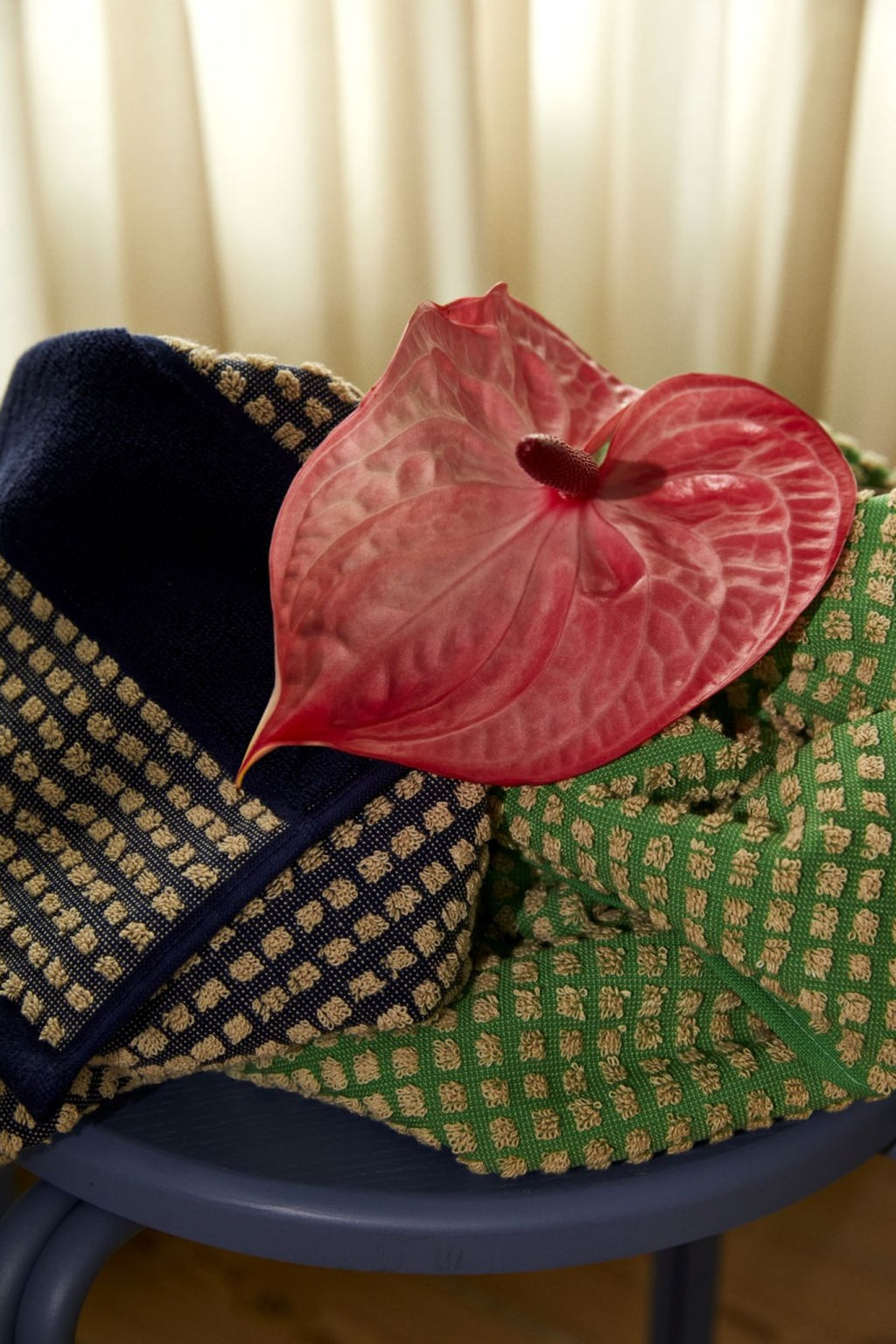 Juna Check towel 50X100 cm, dark blue/sand