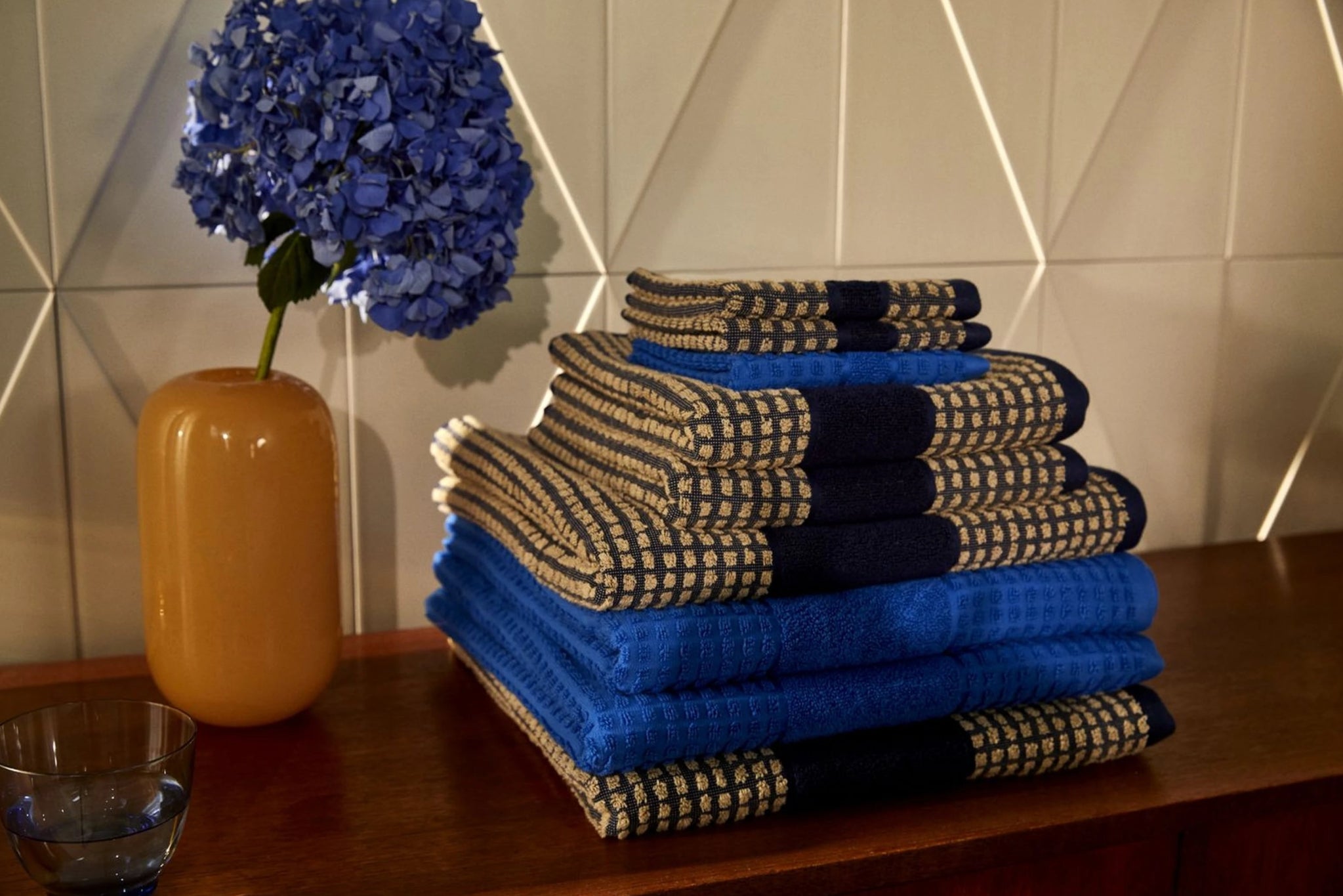 Juna Check towel 50X100 cm, dark blue/sand