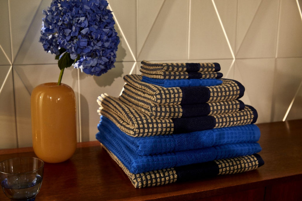 Juna Check towel 50X100 cm, dark blue/sand