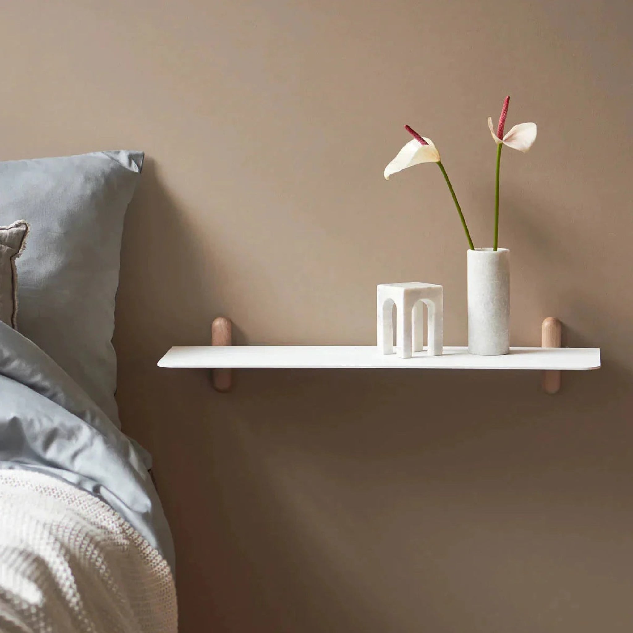 Gejst NIVO G Large Floating Wall Shelf – Light Oak & White, Minimalist